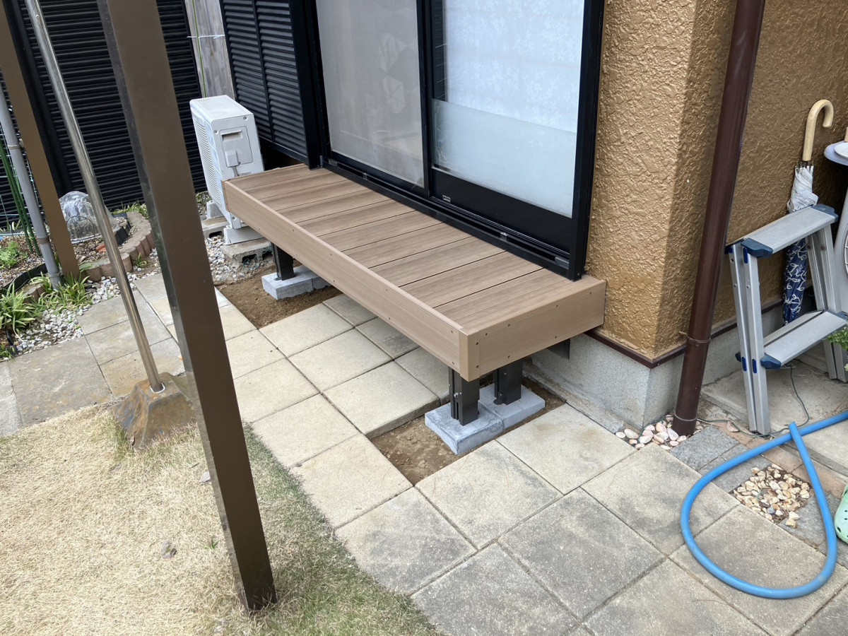 つくば住生活 石岡店の古いウッドデッキのリフォーム事例｜LIXIL「樹ら楽ステージ木彫」で耐久性の高い人工木デッキにの施工後の写真1