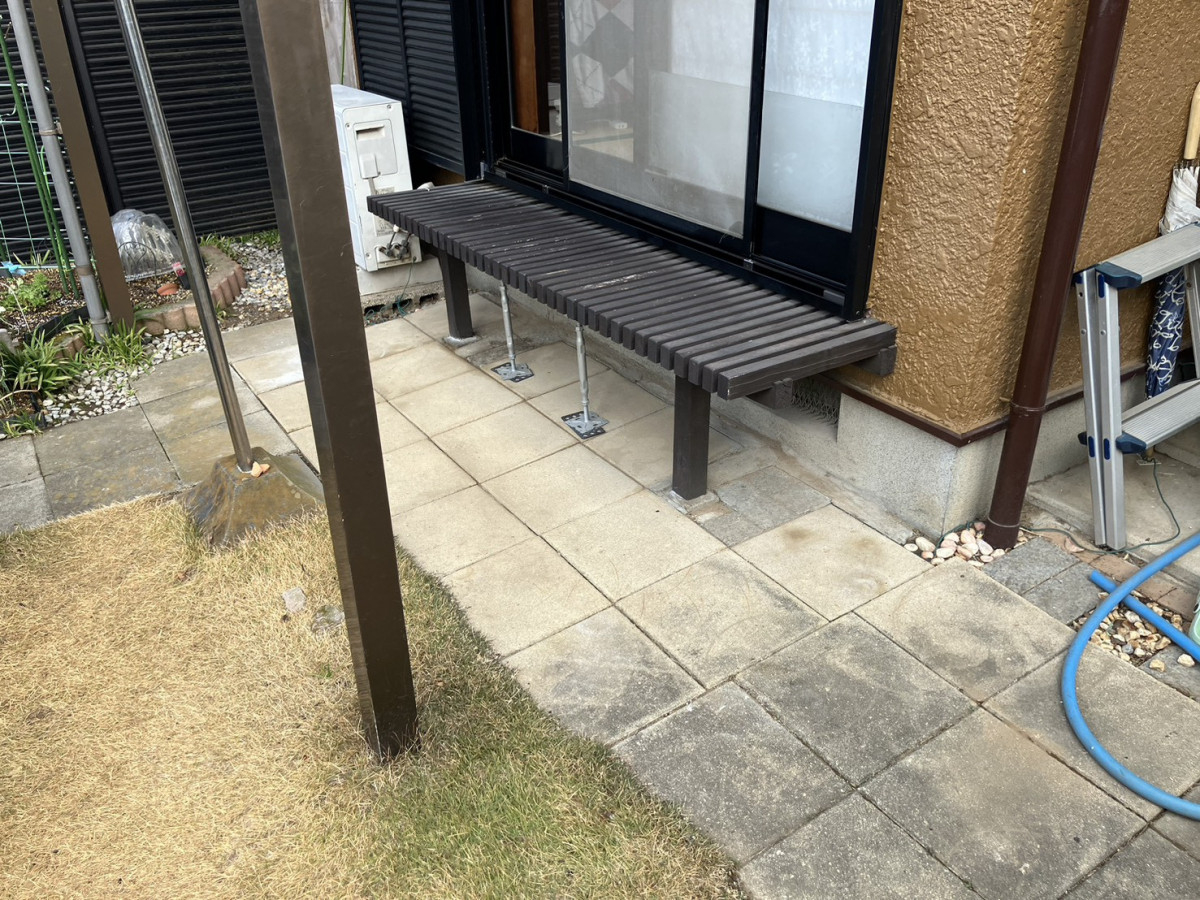 つくば住生活 石岡店の古いウッドデッキのリフォーム事例｜LIXIL「樹ら楽ステージ木彫」で耐久性の高い人工木デッキにの施工前の写真1