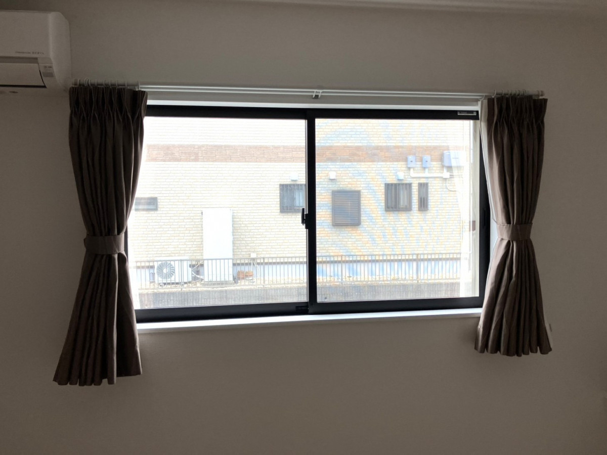 つくば住生活 石岡店の【先進的窓リノベ補助金対象】腰高窓にLIXILインプラスを設置｜断熱・省エネを叶える内窓リフォームの施工前の写真1