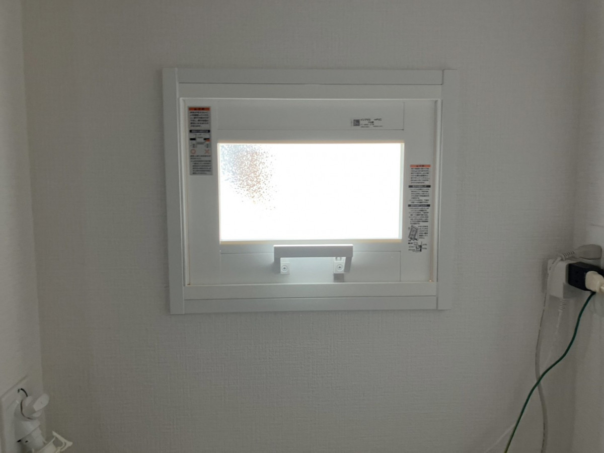 つくば住生活 石岡店のアルミサッシ＋ペアガラスは寒い？洗面室に内窓インプラスを設置した断熱改善事例の施工後の写真1