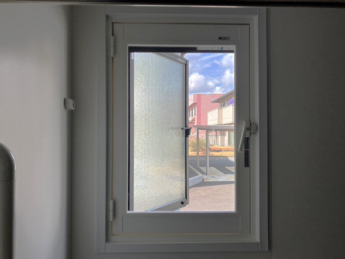 つくば住生活 石岡店の【浴室の寒さ対策】LIXILインプラス開き窓で断熱・快適性を大幅向上した内窓リフォームの施工後の写真1