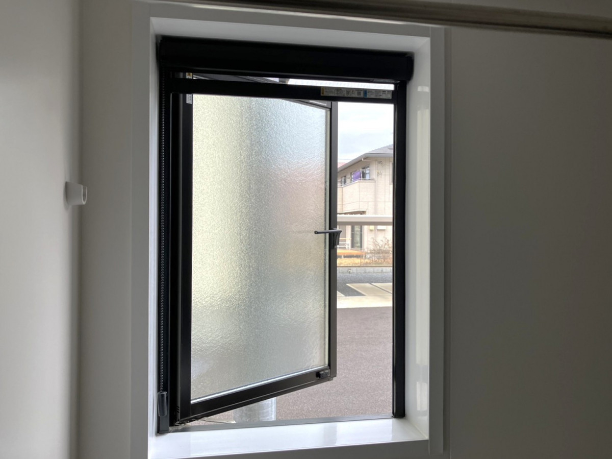 つくば住生活 石岡店の【浴室の寒さ対策】LIXILインプラス開き窓で断熱・快適性を大幅向上した内窓リフォームの施工前の写真1
