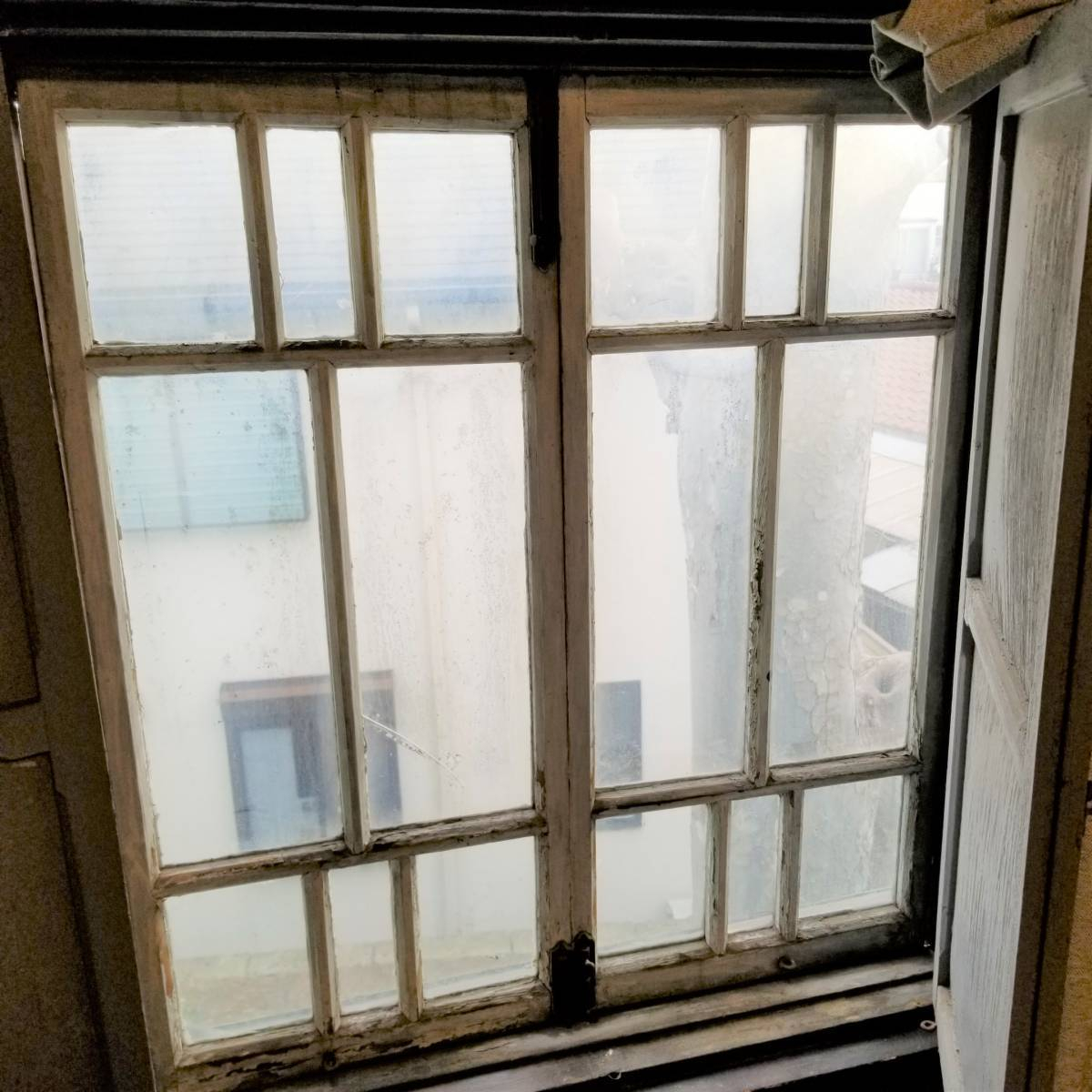 かとうがらすてん　大森山王の木製の窓をアルミサッシへの施工前の写真1
