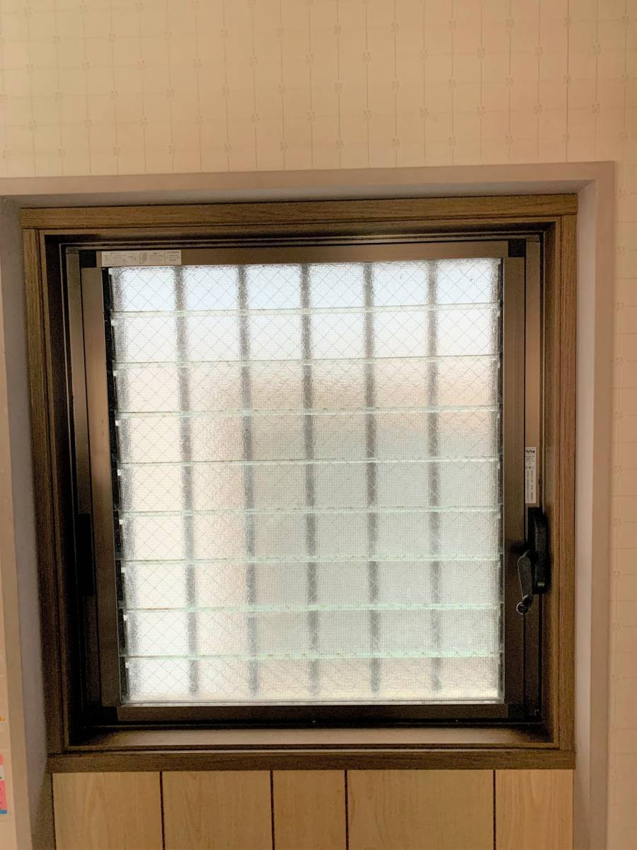 かとうがらすてん　大森山王のガラスルーバー(ジャロジー)窓箇所への内窓取付の施工前の写真1