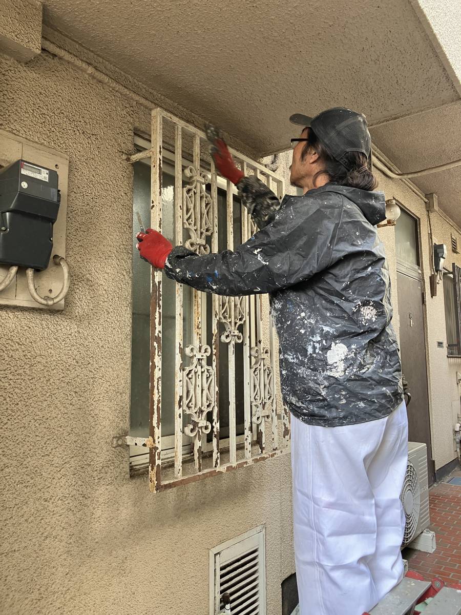 かとうがらすてん　大森山王の【東京都　大田区】塗装屋さんにお願いしてスチール面格子を塗装していただきましたの施工前の写真2