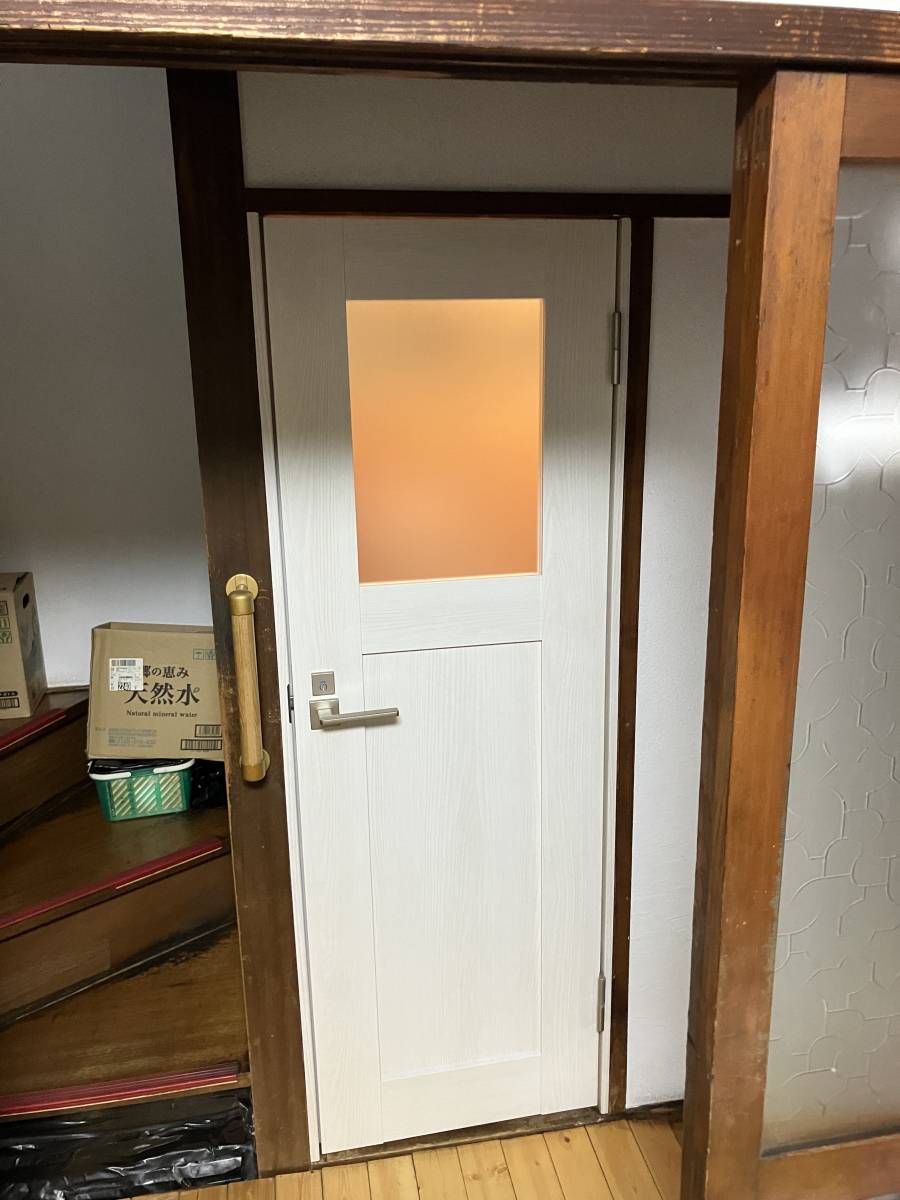 かとうがらすてん　大森山王のトイレのドアをリフレッシュの施工後の写真1
