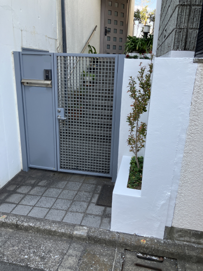 かとうがらすてん　大森山王の鉄製門扉と門袖の塗装工事施工事例写真1