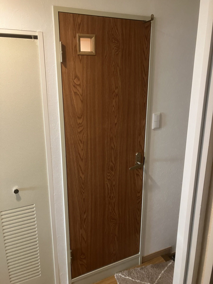 かとうがらすてん　大森山王のトイレの扉をイメージ通りに交換の施工前の写真1