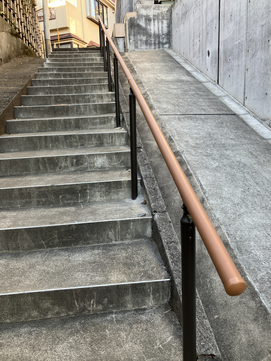 かとうがらすてん　大森山王の外階段へ『歩行補助手すり・グリップライン』お取付けの施工後の写真1