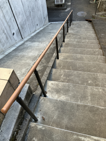 かとうがらすてん　大森山王の外階段へ『歩行補助手すり・グリップライン』お取付け施工事例写真1