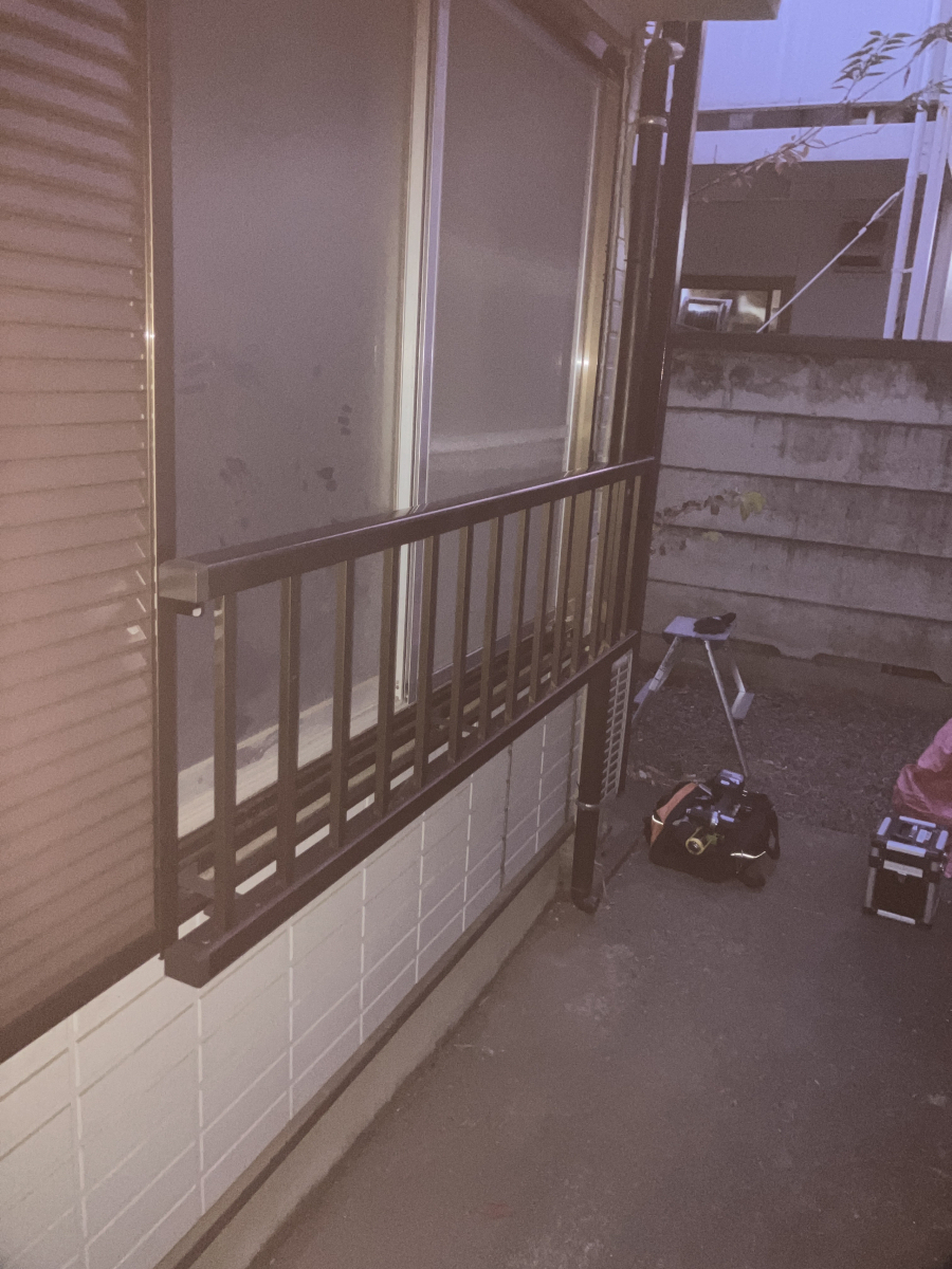 かとうがらすてん 大森山王の雨戸箇所に手すりのお取付け【東京都世田谷区】の施工後の写真1