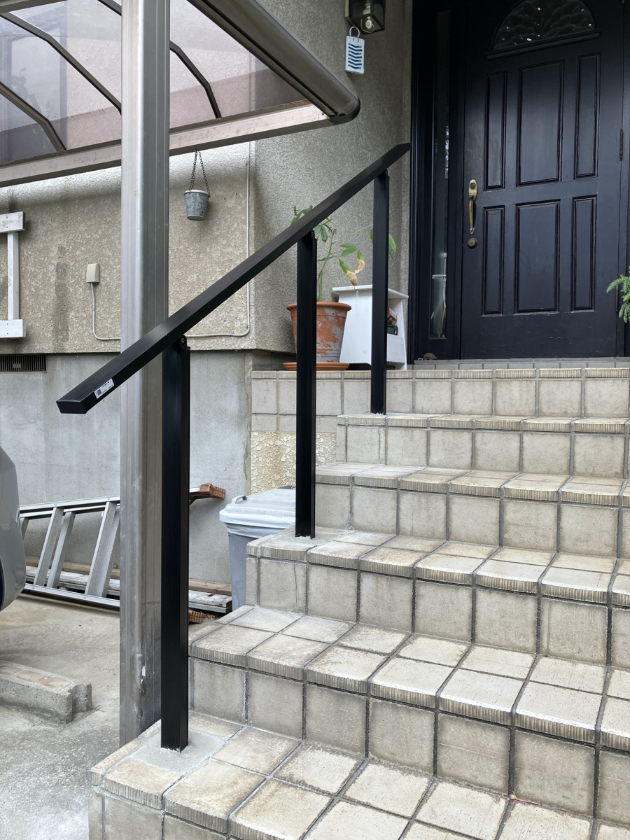 かとうがらすてん　大森山王の玄関アプローチに手すりを取付させて頂きました【東京都大田区】の施工後の写真1