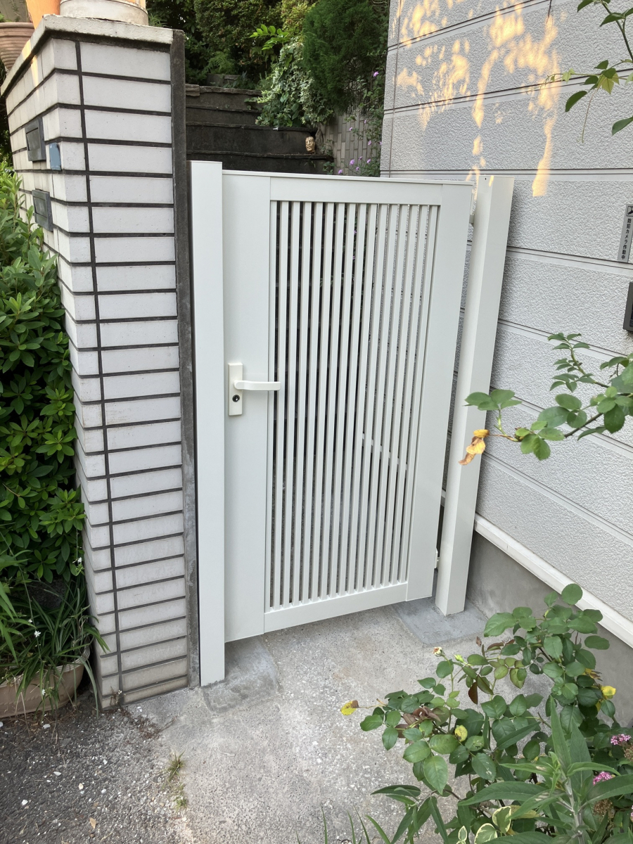 かとうがらすてん 大森山王の門扉の古くなっておりましたので交換致しました【東京都大田区】の施工後の写真1