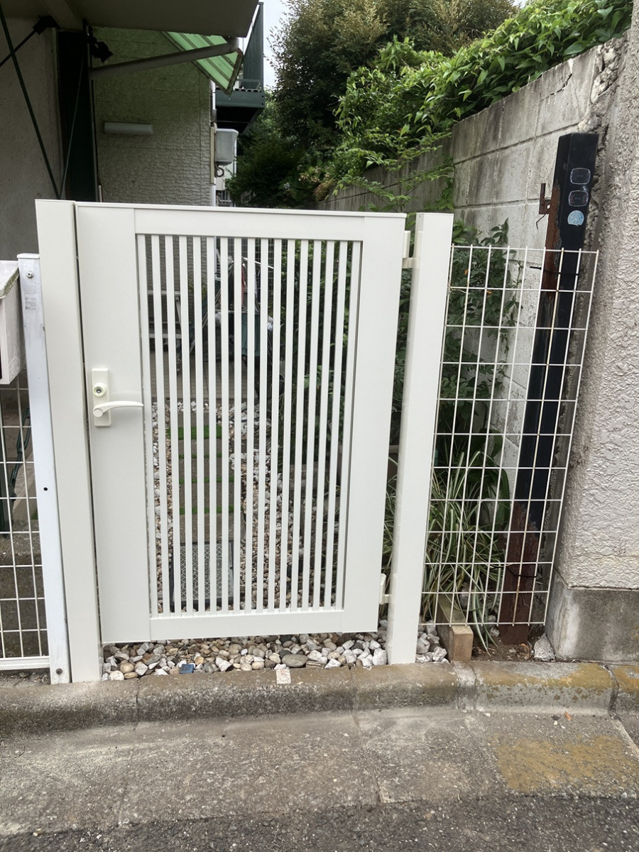 かとうがらすてん 大森山王の古くなった鉄製門扉をアルミ門扉に交換【東京都大田区】の施工後の写真1
