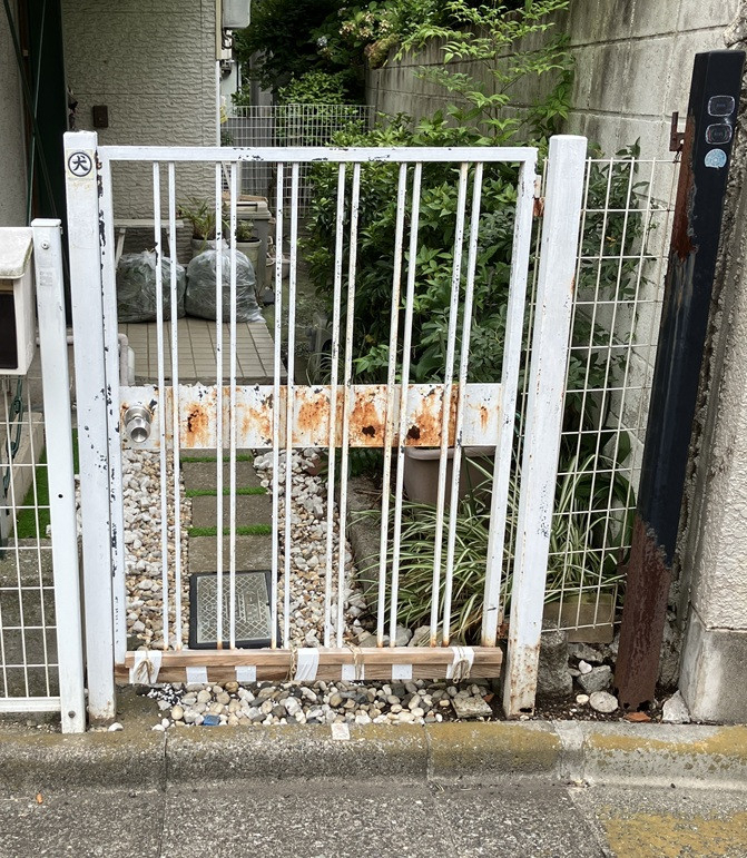 かとうがらすてん 大森山王の古くなった鉄製門扉をアルミ門扉に交換【東京都大田区】の施工前の写真1