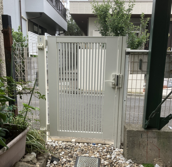 かとうがらすてん 大森山王の古くなった鉄製門扉をアルミ門扉に交換【東京都大田区】施工事例写真1