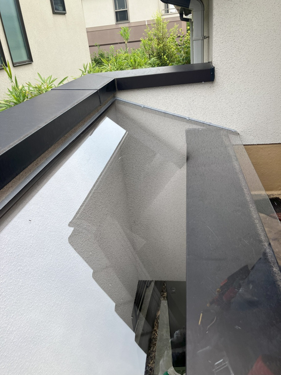 かとうがらすてん 大森山王の玄関前の外部吹き抜け部分に雨除け作製【東京都大田区】の施工後の写真1