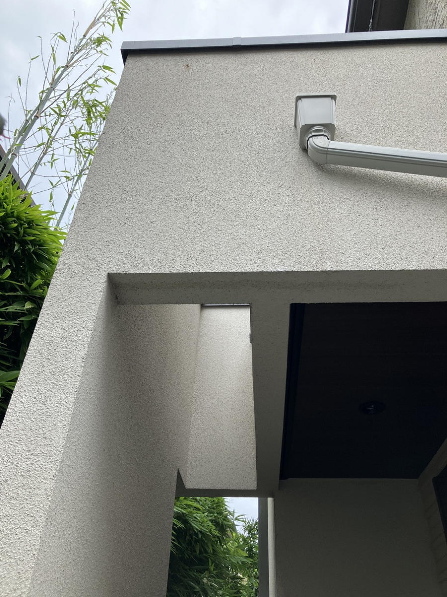 かとうがらすてん 大森山王の玄関前の外部吹き抜け部分に雨除け作製【東京都大田区】の施工前の写真1