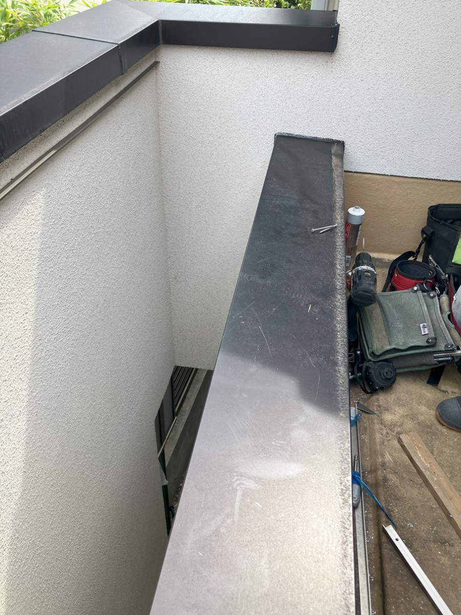 かとうがらすてん 大森山王の玄関前の外部吹き抜け部分に雨除け作製【東京都大田区】の施工前の写真2