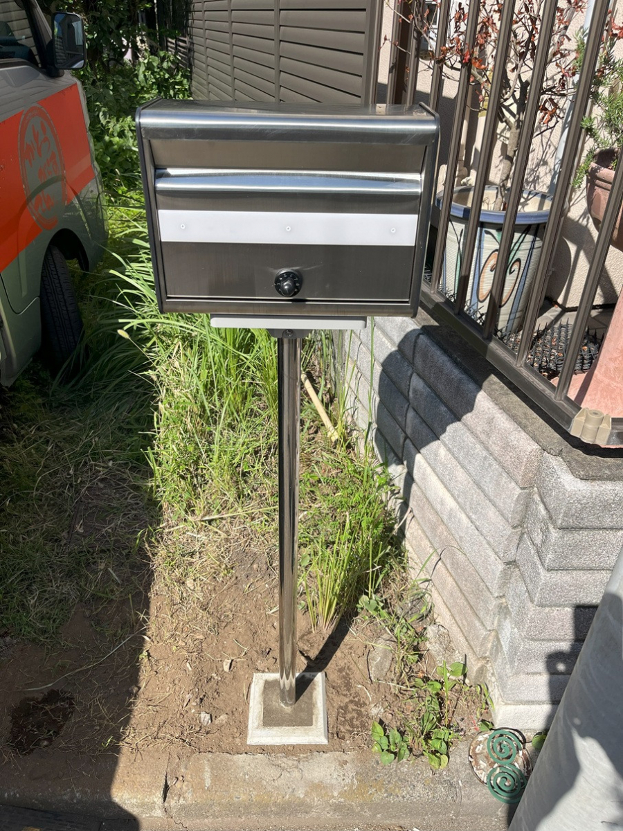 かとうがらすてん　大森山王の木の棒で建っていたポストが折れてしまったので交換致しました【東京都大田区】の施工後の写真1