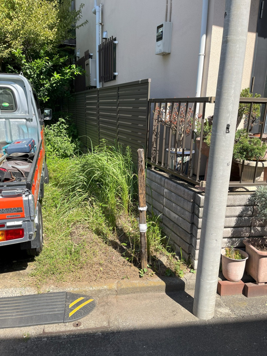 かとうがらすてん　大森山王の木の棒で建っていたポストが折れてしまったので交換致しました【東京都大田区】の施工前の写真1
