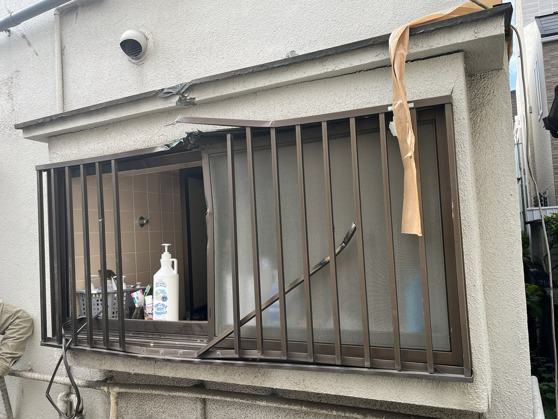 かとうがらすてん 大森山王のサッシ、外壁、屋根板金のやり替え工事【東京都大田区】の施工前の写真1