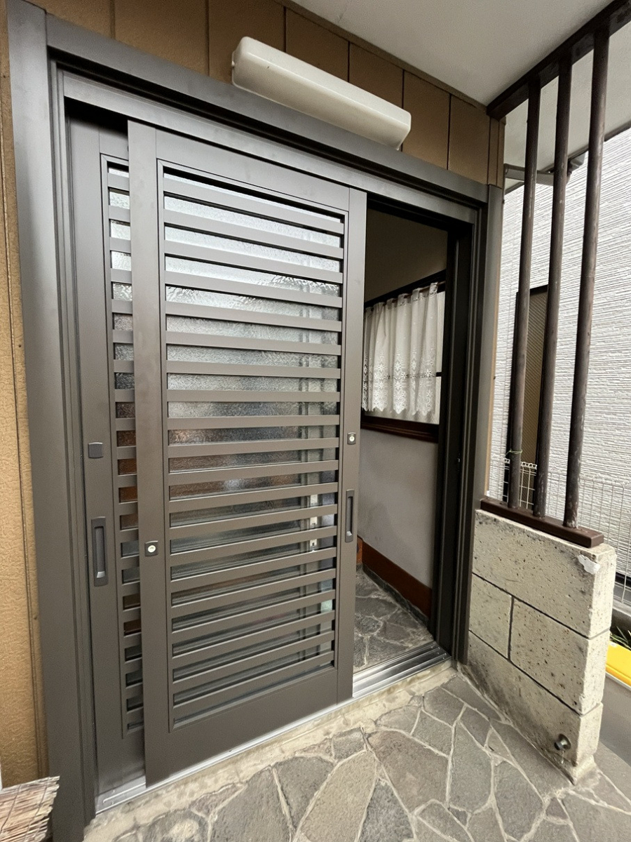 かとうがらすてん　大森山王の永くお使いの玄関引戸をカバー工法で交換しました【東京都大田区】の施工後の写真1
