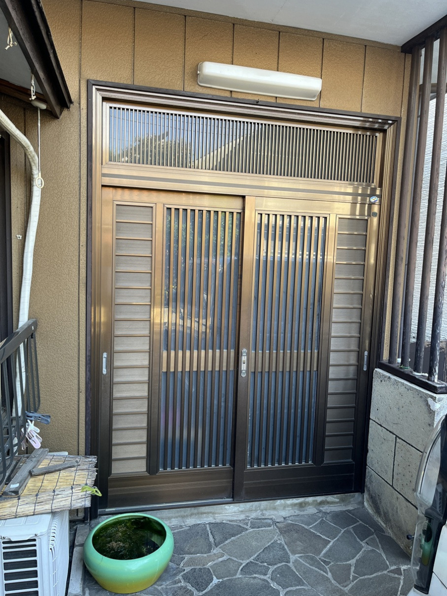 かとうがらすてん　大森山王の永くお使いの玄関引戸をカバー工法で交換しました【東京都大田区】の施工前の写真1
