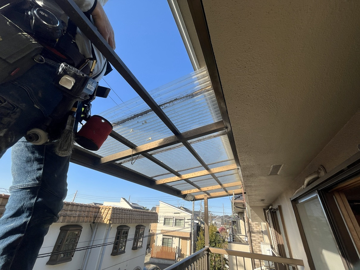 かとうがらすてん　大森山王のアルミバルコニーの補強と屋根材(波板)交換【東京都大田区】の施工前の写真1