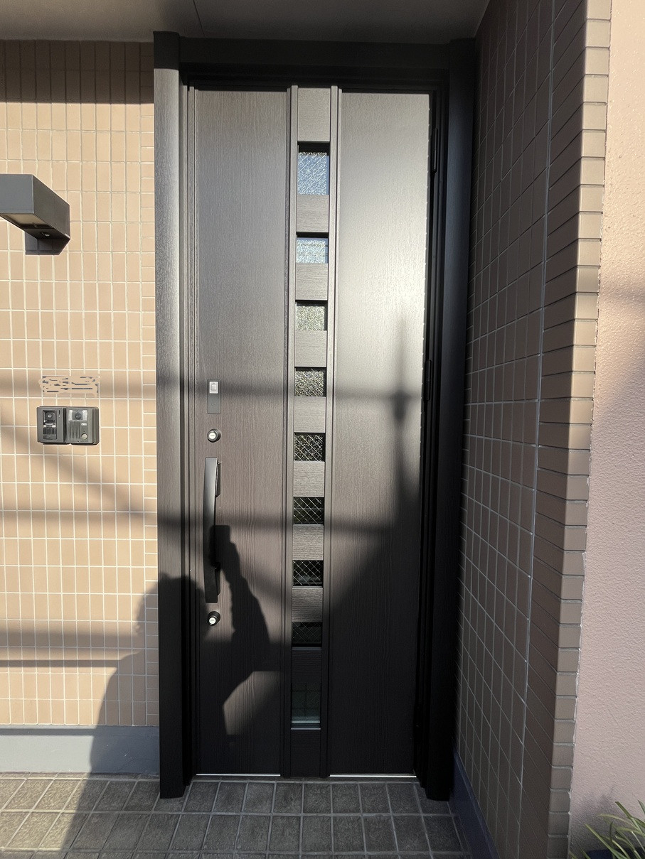 かとうがらすてん　大森山王の都の補助金ご利用になってお得に断熱玄関ドアに交換（カバー工法）【東京都品川区】の施工後の写真1