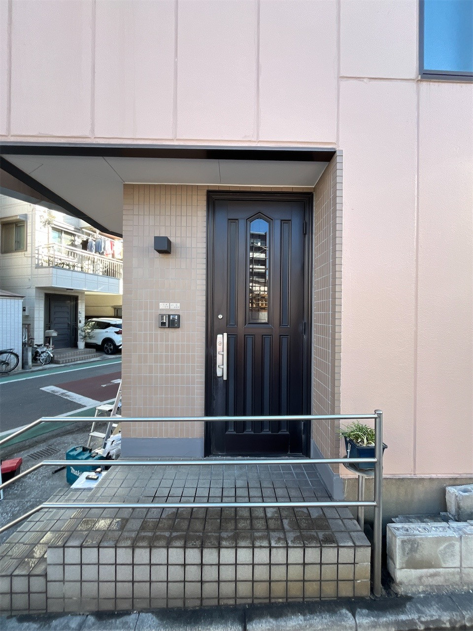 かとうがらすてん　大森山王の都の補助金ご利用になってお得に断熱玄関ドアに交換（カバー工法）【東京都品川区】の施工前の写真1