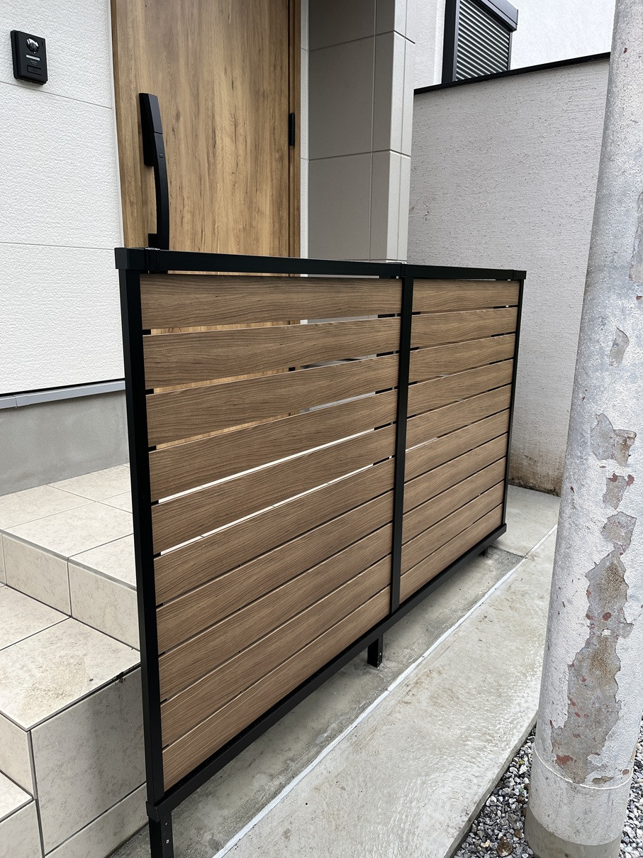 かとうがらすてん　大森山王の玄関前の高さのあるポーチからの落下防止用にフェンスを取付【東京都大田区】の施工後の写真2