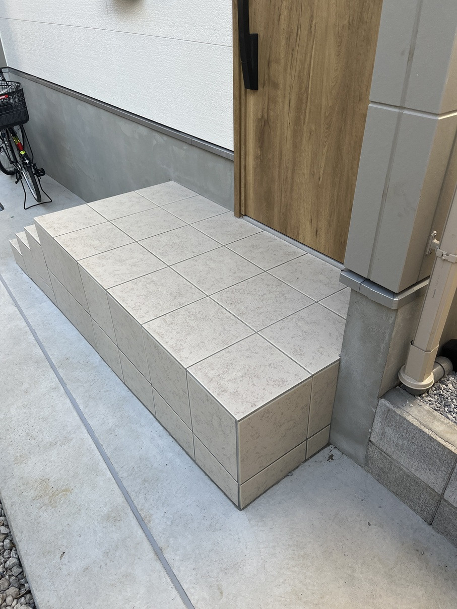 かとうがらすてん　大森山王の玄関前の高さのあるポーチからの落下防止用にフェンスを取付【東京都大田区】の施工前の写真1