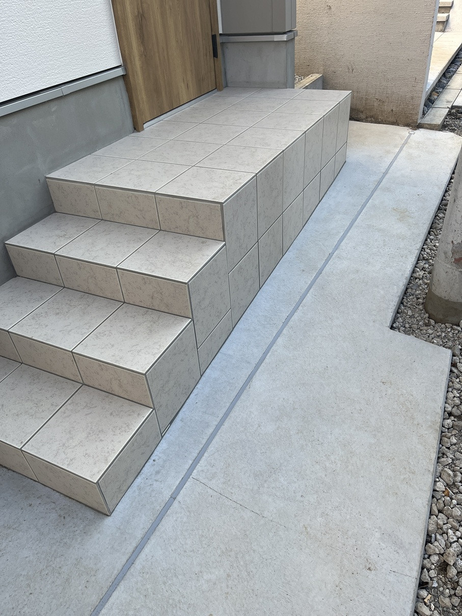 かとうがらすてん　大森山王の玄関前の高さのあるポーチからの落下防止用にフェンスを取付【東京都大田区】の施工前の写真2