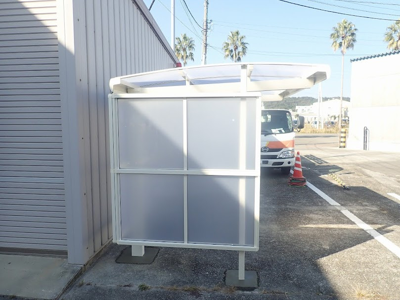 日向トーヨー住器の日向市　某企業様　駐輪場取付工事の施工後の写真2