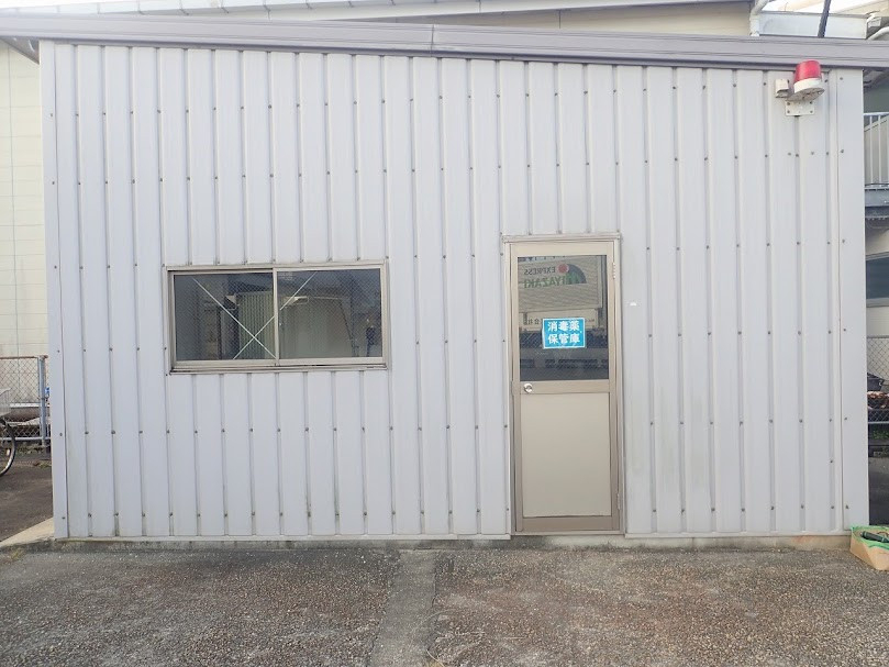 日向トーヨー住器の日向市　某企業様　駐輪場取付工事の施工前の写真1