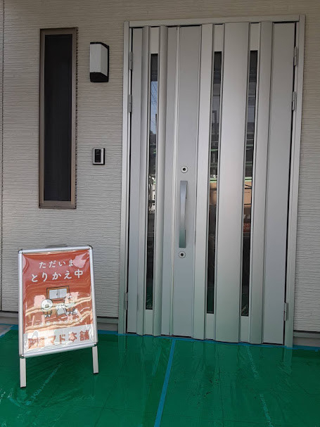 日向トーヨー住器の延岡市 玄関ドア取替工事の施工前の写真1