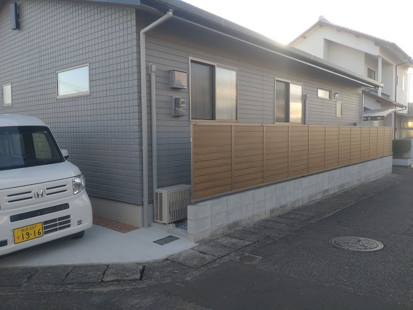 日向トーヨー住器の樹ら楽ステージ・フェンスAB・スタイリッシュなポストで新築外構をグレードアップ!【日向市】の施工後の写真1