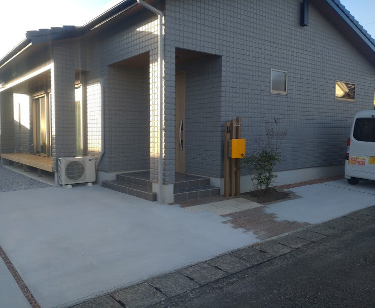 日向トーヨー住器の樹ら楽ステージ・フェンスAB・スタイリッシュなポストで新築外構をグレードアップ!【日向市】の施工後の写真3