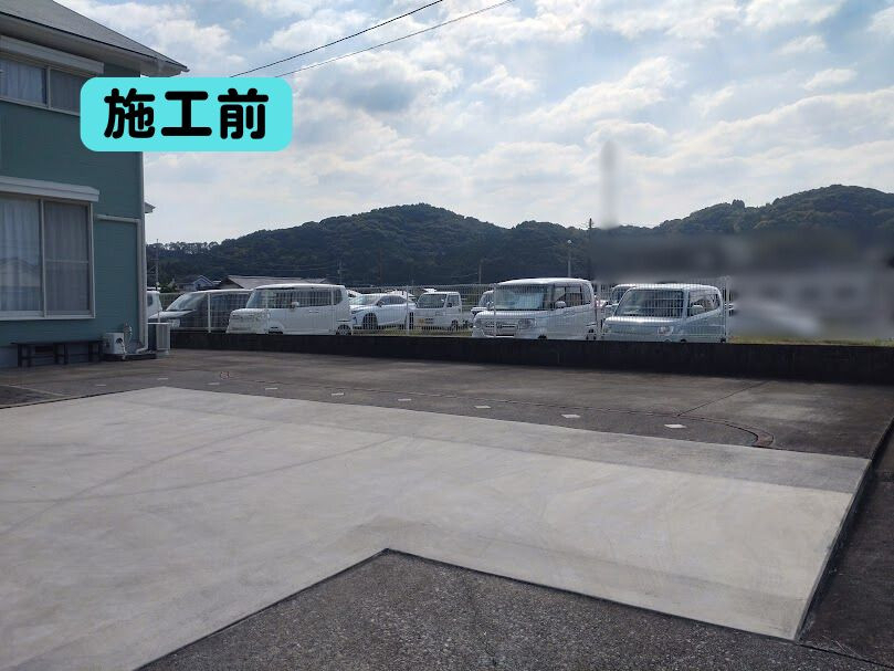 日向トーヨー住器の【門川町】隣地境界のお悩み解消！フェンスAB YL3型で隣地駐車場とのプライバシー対策もバッチリ！の施工前の写真1