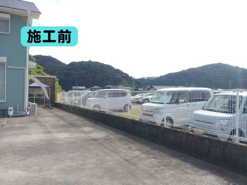 日向トーヨー住器の【門川町】隣地境界のお悩み解消！フェンスAB YL3型で隣地駐車場とのプライバシー対策もバッチリ！の施工前の写真2