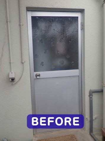 日向トーヨー住器の【日向市】勝手口ドアもリシェントなら1日でリフォームできます☆の施工前の写真1