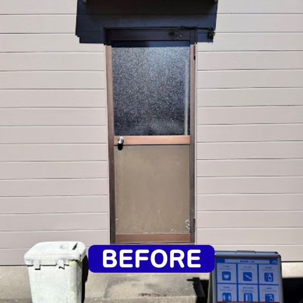 日向トーヨー住器の【日向市】2ロックで安心・採風で快適に★勝手口ドアリフォームの施工前の写真1