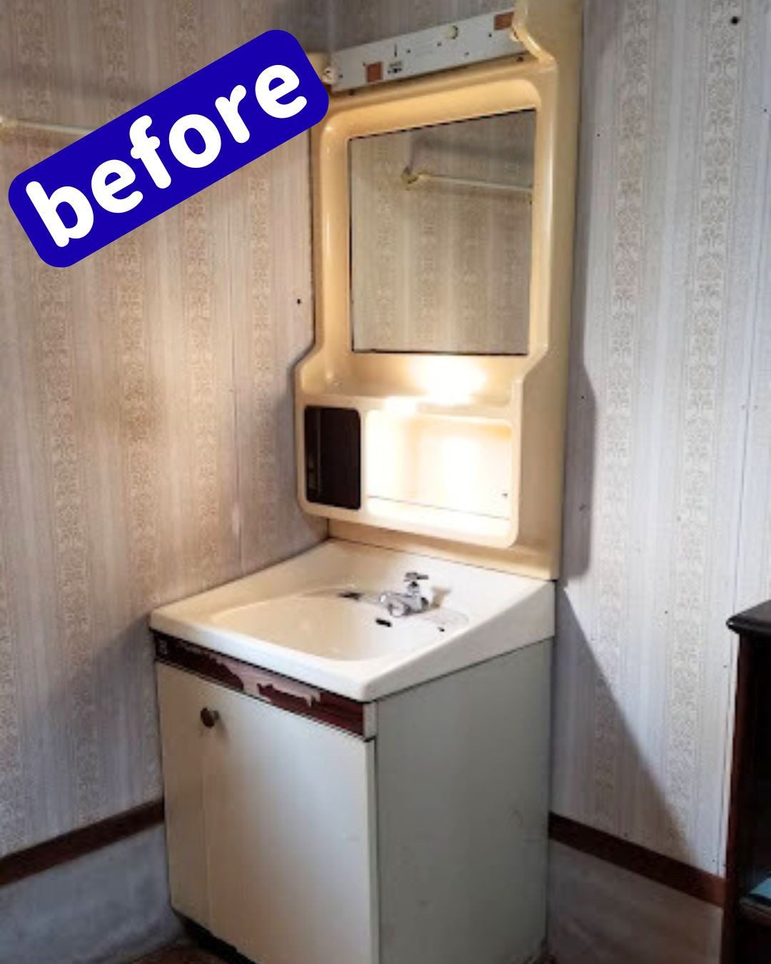 日向トーヨー住器の【日向市】某事務所の洗面化粧台取替工事の施工前の写真1