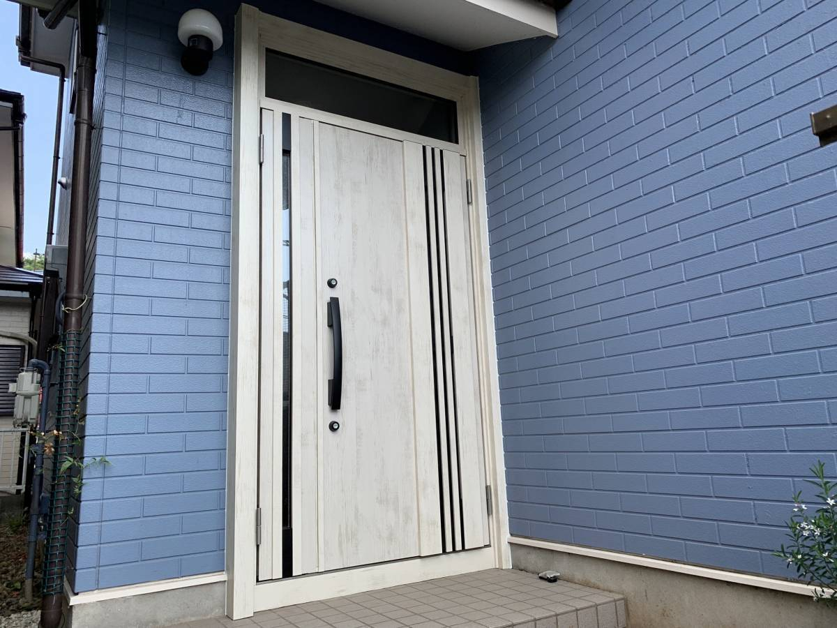 ホームリフレヒロセの無骨な玄関から、爽やかな玄関へ！！の施工後の写真1