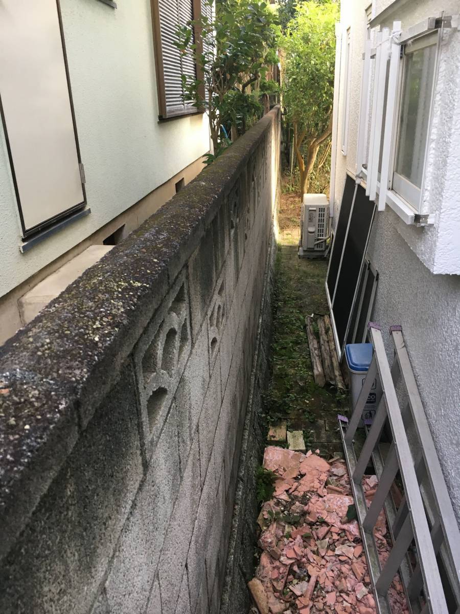 ホームリフレヒロセの古いブロック塀は　危険！の施工前の写真2