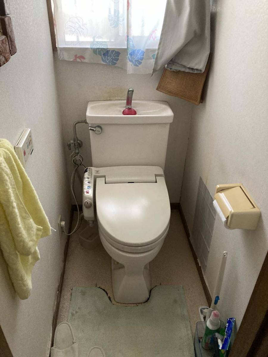 ホームリフレヒロセの快適トイレ！LIXILアメージュシャワートイレの施工前の写真1