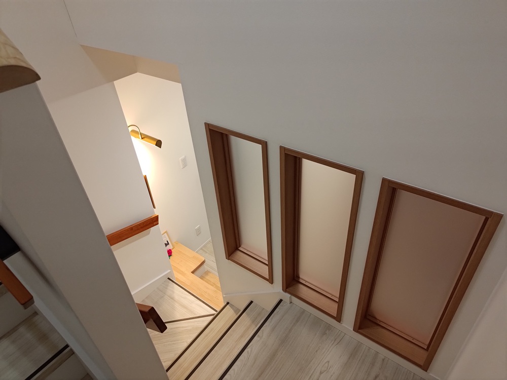 札幌トーヨー住器のY様邸施工例⑤ お子様や家族のために、安全ですべりにくい室内階段を［札幌市］の施工事例詳細写真1