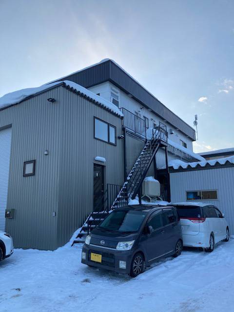 札幌トーヨー住器の長い鉄骨階段を屋根とガラスで囲い「雨・雪に濡れない階段」に！【イムラ設備工業様［札幌市 白石区］】の施工前の写真1