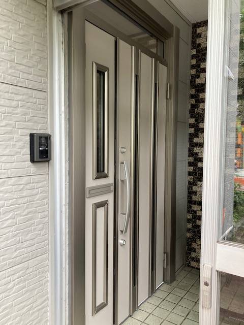 札幌トーヨー住器の札幌市白石区、玄関ドアの交換とトイレをリフォームの施工後の写真1